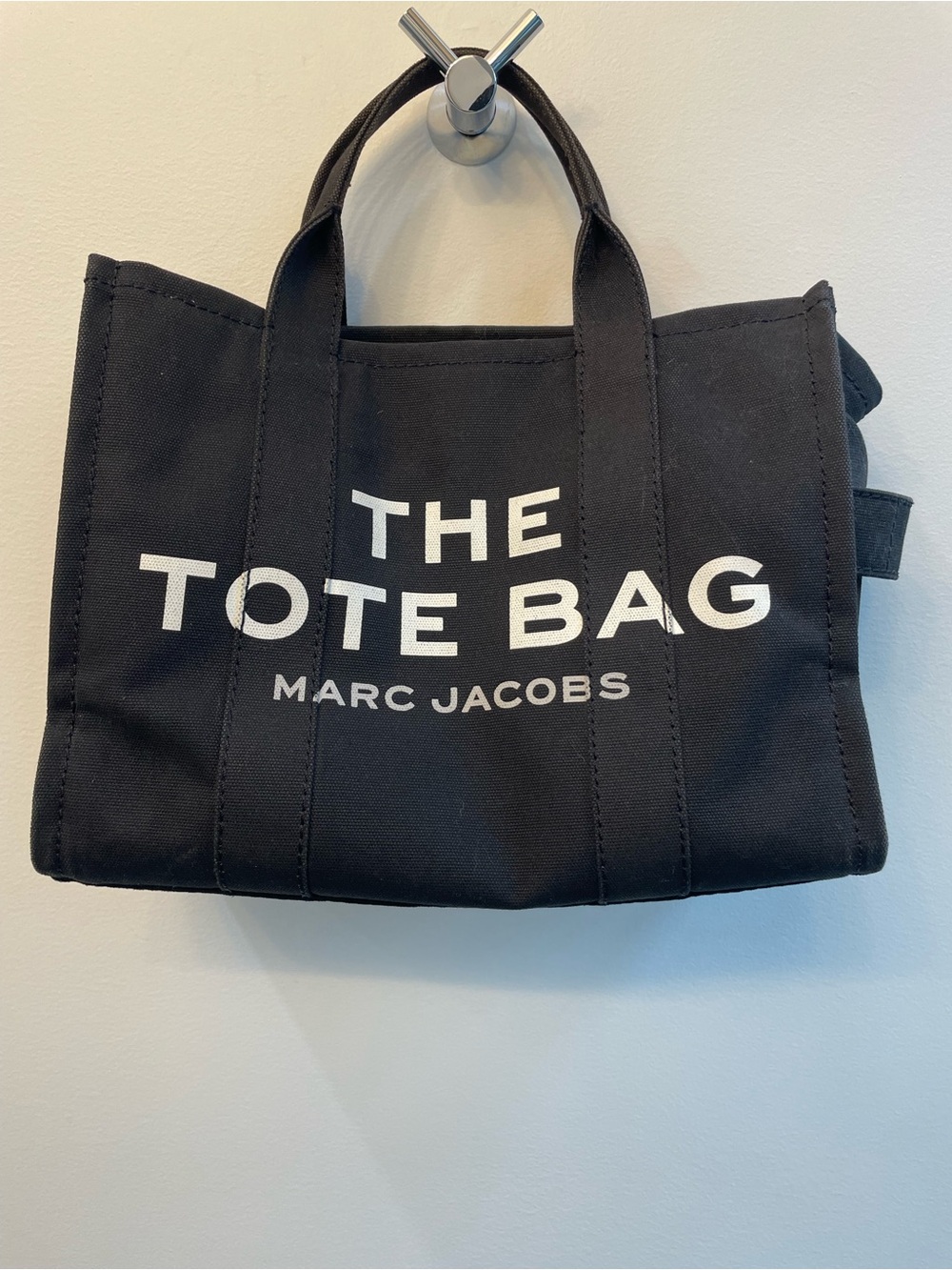 Marc Jacobs Black 'The Tote Bag' Messenger Tote Medium with Extra Logo Strap - Picture 5 of 16